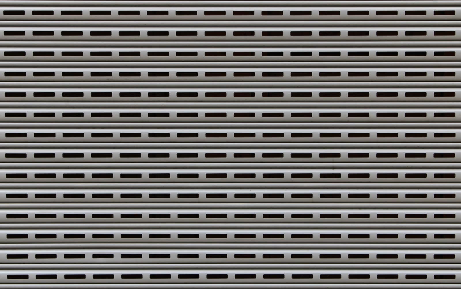 Persiana de lamas microperforadas bajada, con las ranuras de ventilación